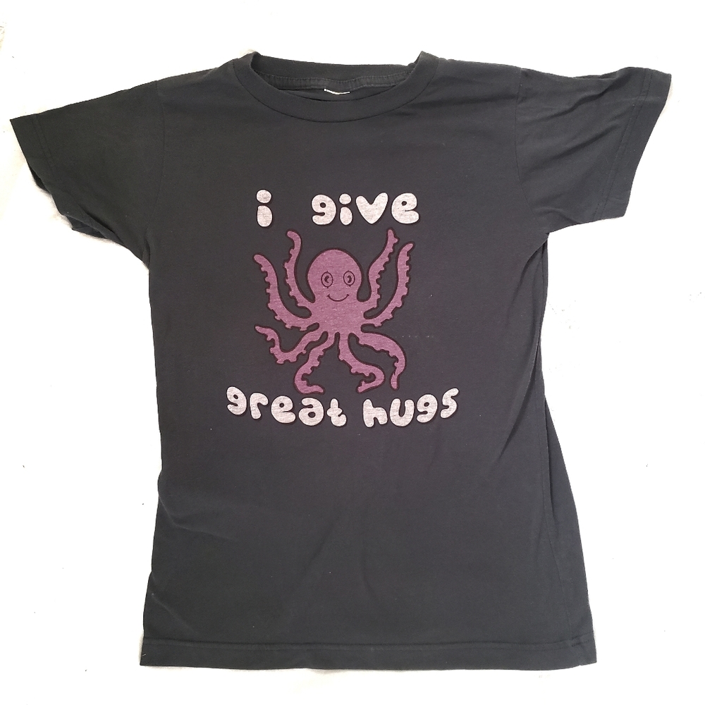 Gray Graphic Tee i give great hugs octupus